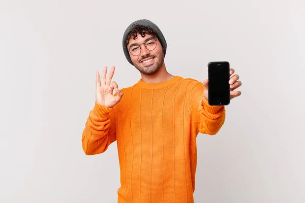 Spaanse Man Met Een Cel Die Zich Gelukkig Ontspannen Tevreden — Stockfoto