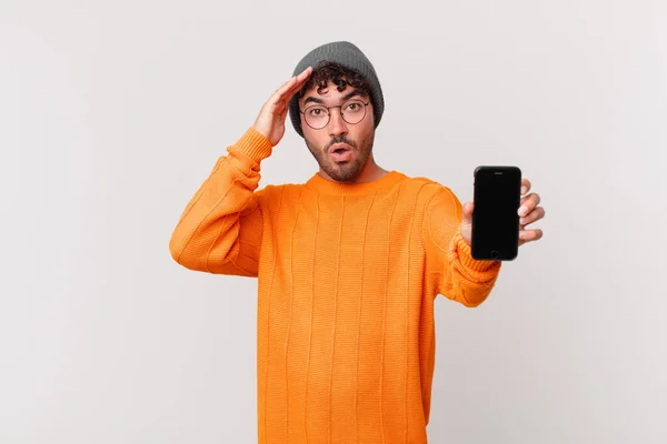 Hombre Hispano Con Una Celda Que Feliz Asombrado Sorprendido Sonriendo —  Fotos de Stock