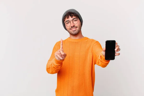 Uomo Ispanico Con Una Cella Sorridente Dall Aspetto Amichevole Mostrando — Foto Stock