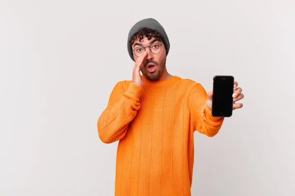 Hombre Hispano Con Una Celda Sintiéndose Feliz Emocionado Positivo Dando —  Fotos de Stock