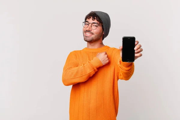 Hispanischer Mann Mit Einer Zelle Die Sich Glücklich Positiv Und — Stockfoto