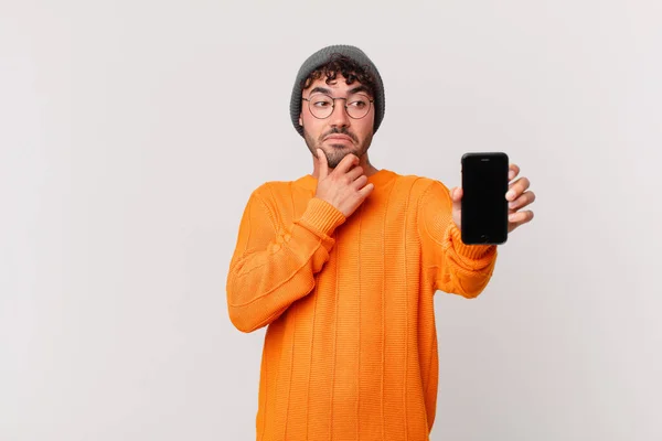 Hispanic Man Med Cell Tänkande Känner Sig Tveksam Och Förvirrad — Stockfoto