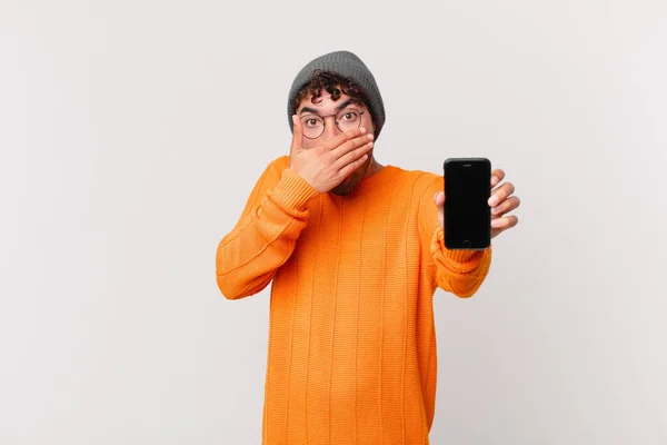 Hombre Hispano Con Una Celda Cubriendo Boca Con Las Manos — Foto de Stock