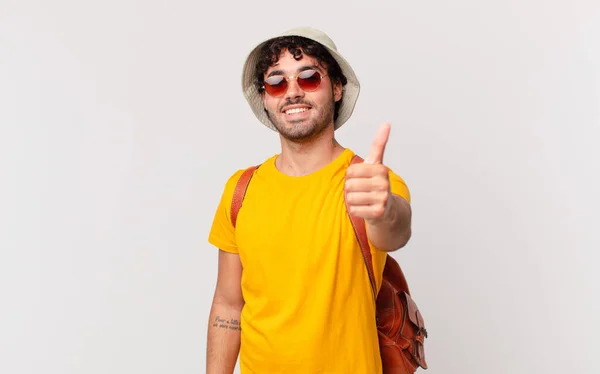 Ispanico Turista Uomo Sentirsi Orgoglioso Spensierato Fiducioso Felice Sorridendo Positivamente — Foto Stock