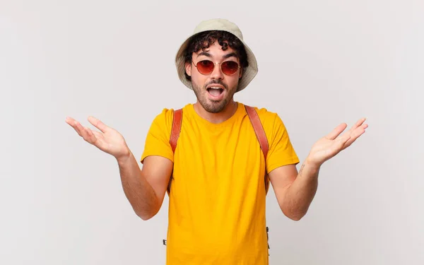 Homem Turista Hispânico Sentindo Feliz Animado Surpreso Chocado Sorrindo Surpreso — Fotografia de Stock