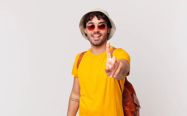Hispânico Turista Homem Sorrindo Orgulhosamente Confiantemente Fazendo Número Pose Triunfante — Fotografia de Stock
