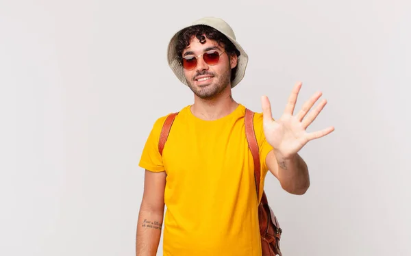 ヒスパニック系の観光客の男は笑顔と友好的に見える 前方に手で5番目または5番目を示し カウントダウン — ストック写真