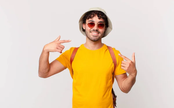 Turista Hispano Sonriendo Confiadamente Señalando Propia Amplia Sonrisa Actitud Positiva —  Fotos de Stock
