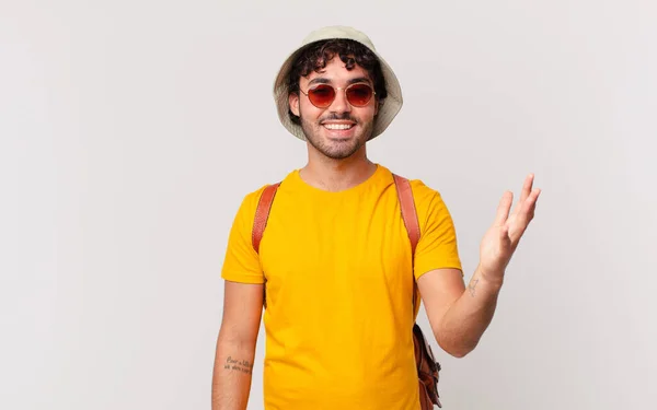 Turista Hispano Sintiéndose Feliz Sorprendido Alegre Sonriendo Con Actitud Positiva —  Fotos de Stock