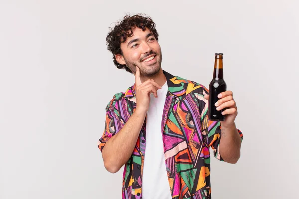 Hombre Hispano Con Cerveza Sonriendo Alegremente Soñando Despierto Dudando Mirando — Foto de Stock