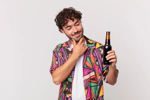 Homem Hispânico Com Cerveja Sorrindo Com Uma Expressão Feliz Confiante — Fotografia de Stock