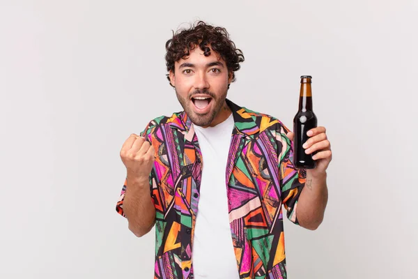 Homem Hispânico Com Cerveja Sentindo Chocado Animado Feliz Rindo Celebrando — Fotografia de Stock
