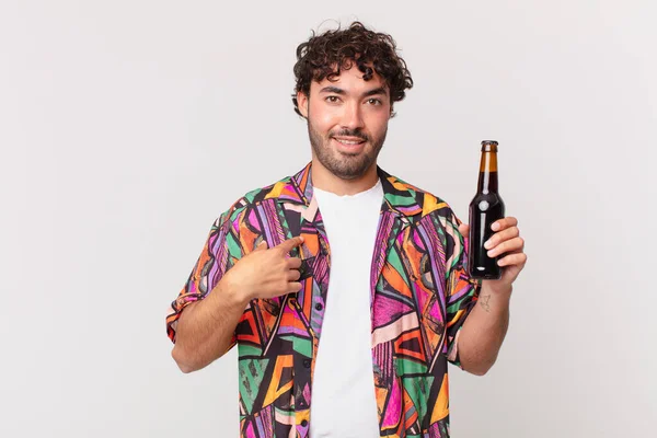 Hombre Hispano Con Cerveza Sintiéndose Feliz Sorprendido Orgulloso Señalándose Mismo — Foto de Stock