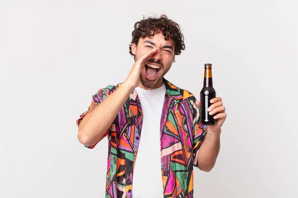 Hiszpan Piwem Szczęśliwy Podekscytowany Pozytywnie Nastawiony Krzyczący Rękami Przy Ustach — Zdjęcie stockowe