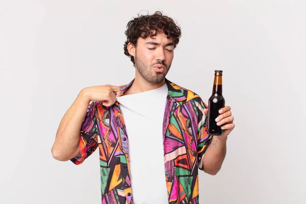 Hombre Hispano Con Cerveza Sintiéndose Estresado Ansioso Cansado Frustrado Tirando — Foto de Stock