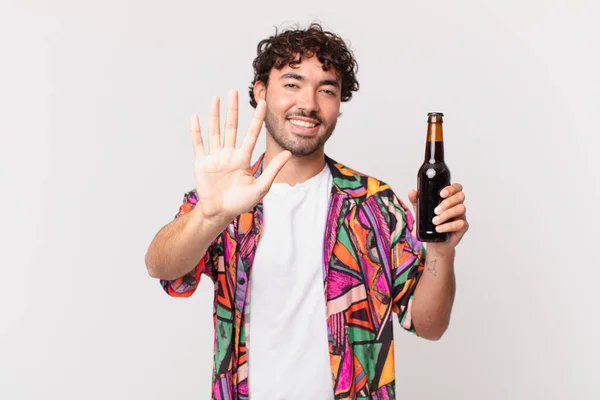 Hiszpan Piwem Uśmiechnięty Przyjazny Piątą Lub Piątą Ręką Przodu Odliczający — Zdjęcie stockowe