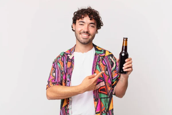 Hombre Hispano Con Cerveza Sonriendo Alegremente Sintiéndose Feliz Señalando Hacia — Foto de Stock