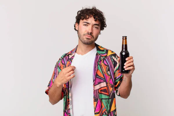 Homem Hispânico Com Cerveja Parecendo Arrogante Bem Sucedido Positivo Orgulhoso — Fotografia de Stock