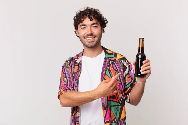 Hispânico Homem Com Cerveja Olhando Animado Surpreso Apontando Para Lado — Fotografia de Stock