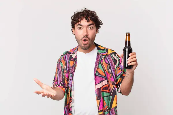 Hombre Hispano Con Cerveza Con Boca Abierta Asombrado Sorprendido Asombrado — Foto de Stock