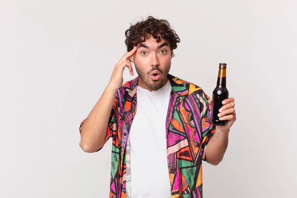 Homem Hispânico Com Cerveja Parecendo Surpreso Boca Aberta Chocado Percebendo — Fotografia de Stock