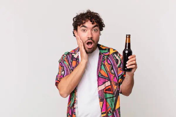 Hispanic Man Met Bier Gevoel Geschokt Bang Kijken Doodsbang Met — Stockfoto