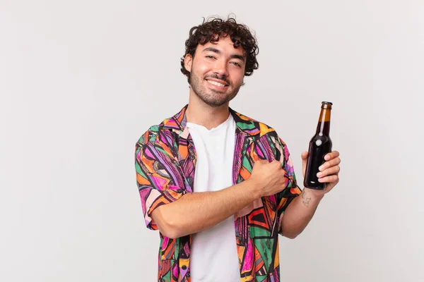 Hiszpan Piwem Czujący Się Szczęśliwy Pozytywny Odnoszący Sukcesy Zmotywowany Obliczu — Zdjęcie stockowe