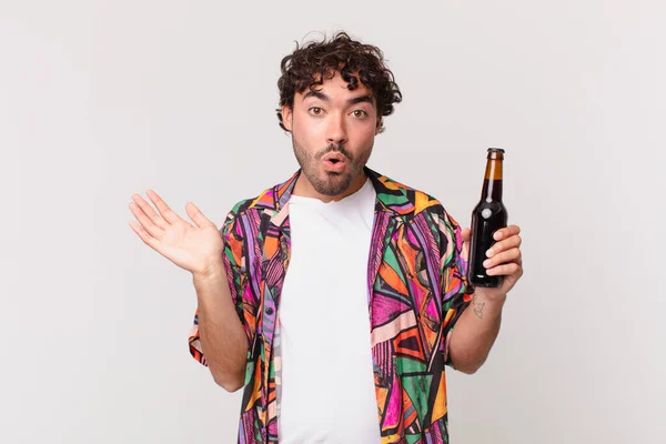 Hispânico Homem Com Cerveja Olhando Surpreso Chocado Com Mandíbula Caiu — Fotografia de Stock