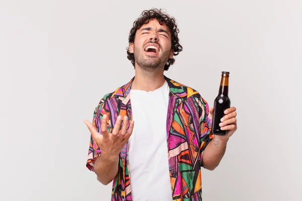 Hispânico Homem Com Cerveja Olhando Desesperado Frustrado Estressado Infeliz Irritado — Fotografia de Stock