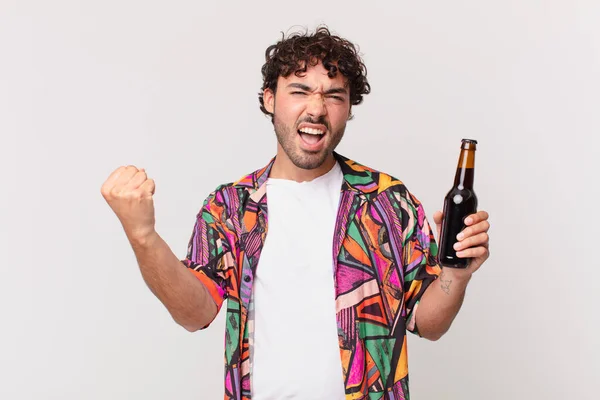 Homem Hispânico Com Cerveja Gritando Agressivamente Com Uma Expressão Irritada — Fotografia de Stock