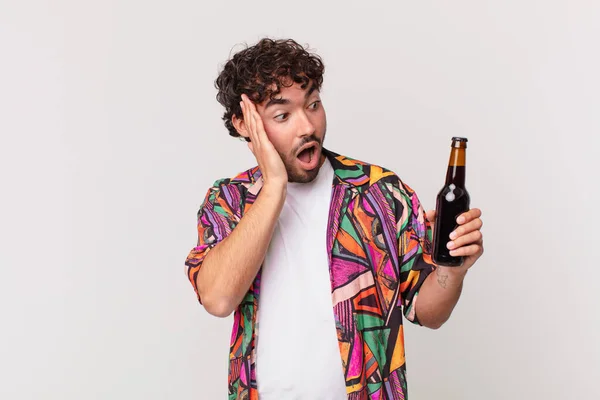 Hombre Hispano Con Cerveza Sintiéndose Feliz Emocionado Sorprendido Mirando Lado — Foto de Stock