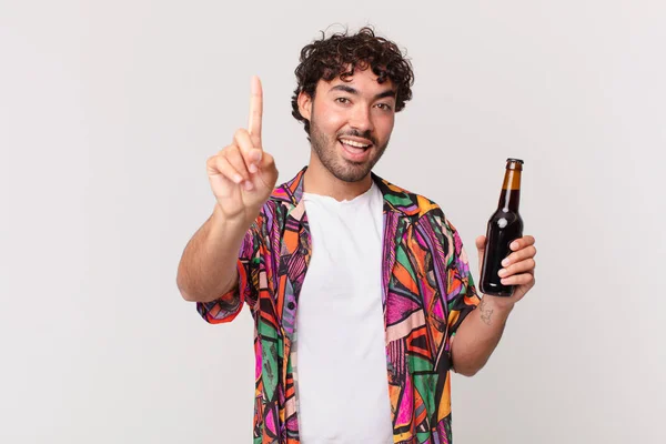 アイデアを実現した後に幸せと興奮の天才のようなビール感覚を持つヒスパニック系の男 陽気に指を上げる Eureka — ストック写真