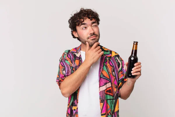 Spaanse Man Met Bier Denken Twijfelachtig Verward Met Verschillende Opties — Stockfoto