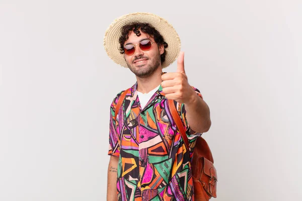 ヒスパニック系の観光客の男は誇りを感じます 屈託のない 自信と幸せ 親指で積極的に笑顔アップ — ストック写真