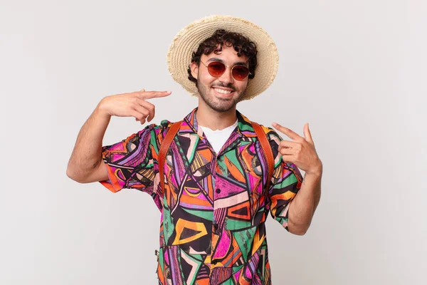 Homem Turista Hispânico Sorrindo Confiantemente Apontando Para Próprio Sorriso Largo — Fotografia de Stock