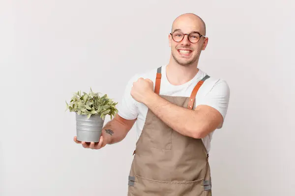 Homem Jardineiro Sentindo Feliz Positivo Bem Sucedido Motivado Enfrentar Desafio — Fotografia de Stock