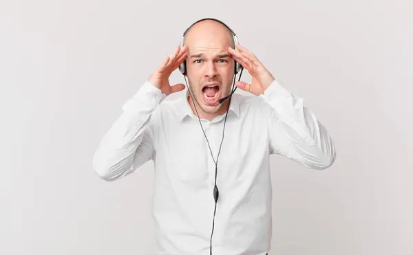 Telemarketer Gritando Com Mãos Sentindo Furioso Frustrado Estressado Chateado — Fotografia de Stock