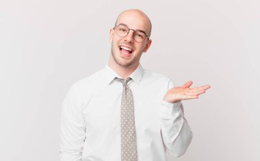 Kel iş adamı mutlu, şaşkın ve neşeli hisseder, olumlu bir tavırla gülümser, bir çözüm ya da fikri fark eder.