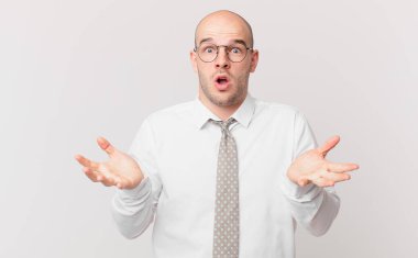 Kel iş adamı şok olmuş ve şaşırmış, endişeli ve panik içinde, stresli ve dehşete düşmüş bir bakışla