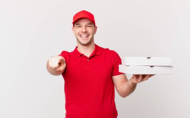 Pizza teslimatçısı kameraya bakıyor, kendinden emin, arkadaş canlısı bir gülümsemeyle, seni seçiyor.