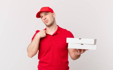 Pizza dağıtan adam stresli, endişeli, yorgun ve hayal kırıklığına uğramış, gömleğini çekmiş, sorunlu görünüyor.