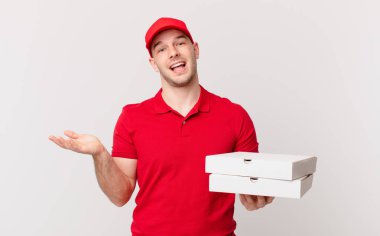 Pizza dağıtan adam mutlu, şaşırmış ve neşeli, olumlu bir tavırla gülümseyen, bir çözüm ya da fikir gerçekleştiren