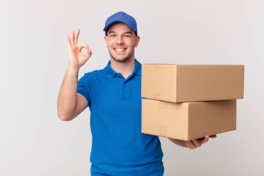 Paket teslim adam mutlu, rahat ve tatmin, iyi bir jest ile onay, gülümseme