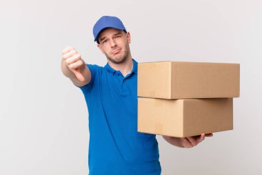 Paket teslim adam kızgın, kızgın, kızgın, hayal kırıklığına uğramış ya da hoşnutsuz, ciddi bir görünüm ile başparmaklarını göstererek