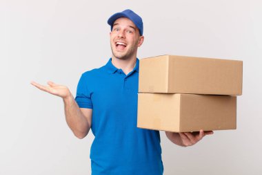 Paket insana mutlu, heyecanlı, şaşırmış ya da şok olmuş, gülümseyen ve hayret verici bir şey sunuyor.