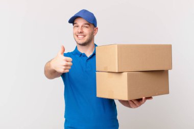 Paket insana gururlu, tasasız, kendinden emin ve mutlu, olumlu gülümseyen başparmaklar veriyor.