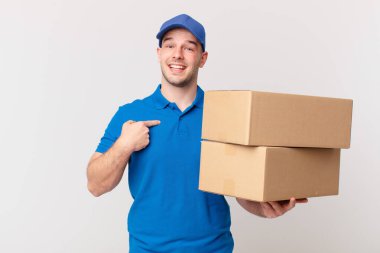 Paket teslim adam mutlu, şaşırmış ve gururlu, heyecanlı, şaşkın bir görünüm ile kendini işaret