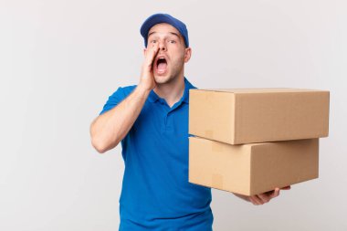 Paket teslimatı yapan adam mutlu, heyecanlı ve pozitif hissediyordu. Elleri ağızda, bağırıyordu.