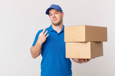 Paket teslim adam kibirli, başarılı, pozitif ve gururlu görünüyor, kendini işaret ederek