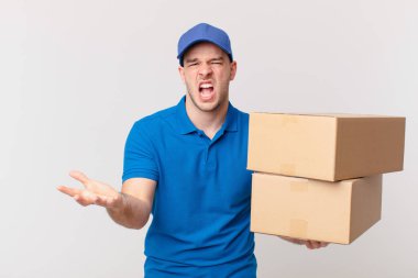 Paket teslimatı yapan adam sinirli, sinirli ve sinirli bir şekilde bağırıyordu. 